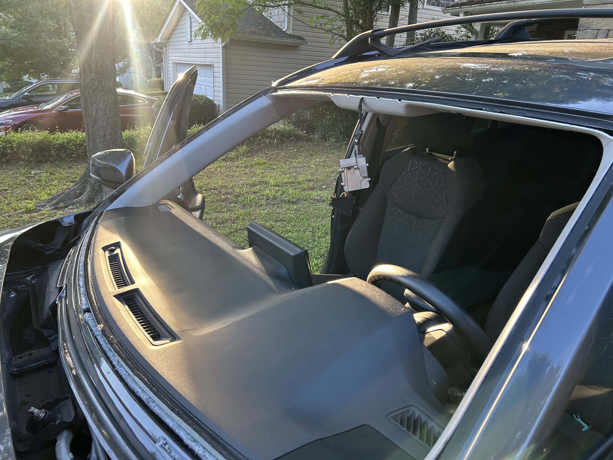 Toyota RAV4 Before Windshield Replacement by Juste's Glass